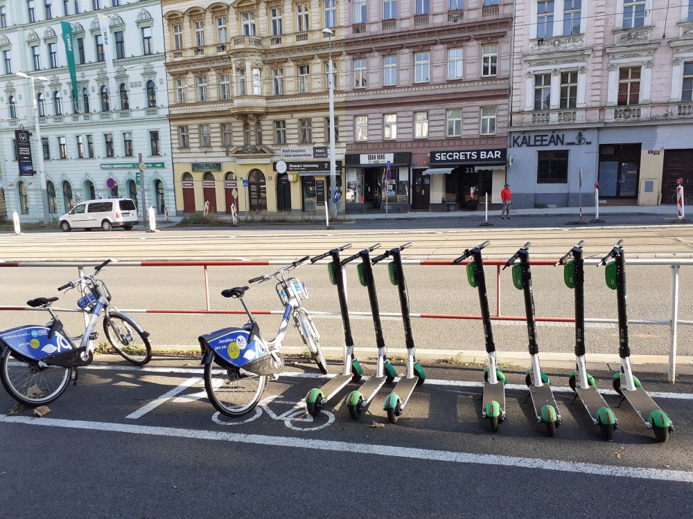 Znáte Cyrila? Díky Zeleným má Praha 3 nejhustší síť cyklostojanů a zkrotila sdílené koloběžky