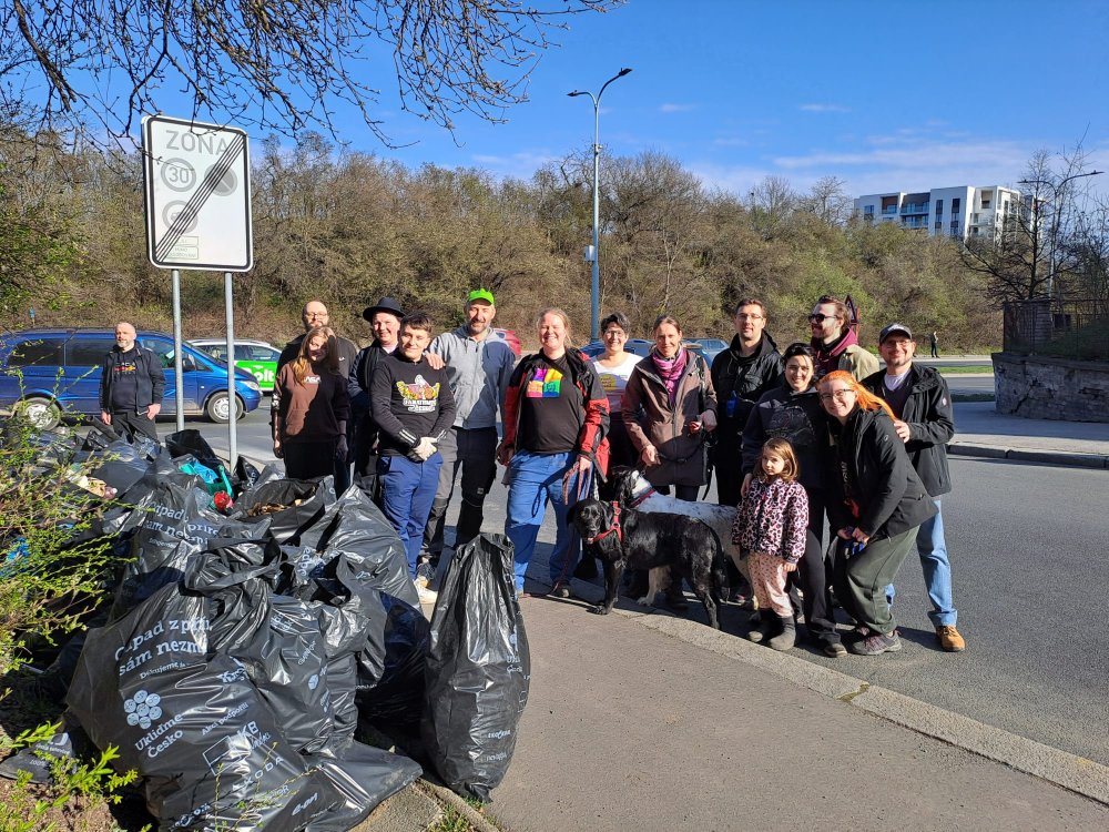 Společně jsme uklidili lesík u Spojovací